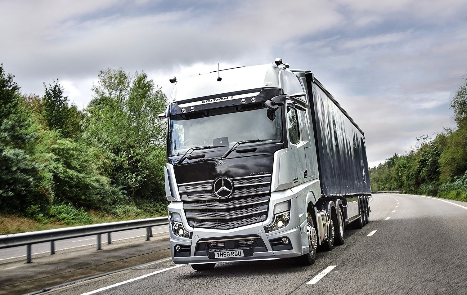 Special Edition Actros Edition 1 Revealed As Mercedes Benz Welcomes Drivers To The New Truckchallenger Event Truckanddriver Co Uk